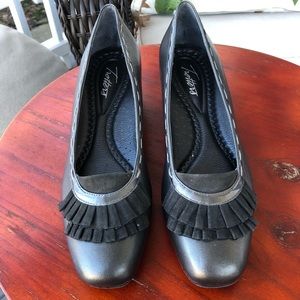 Trotters Gunmetal & Gray Ruffle Wedge - 9 Narrow